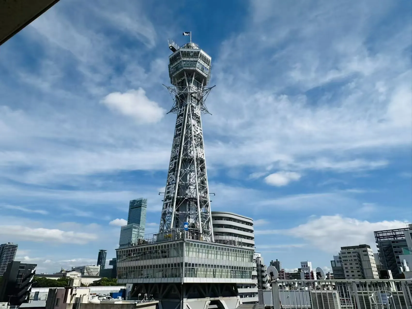 大阪・新世界の街並みと通天閣